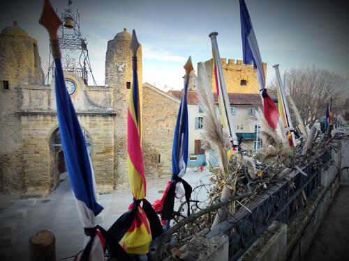 Drame de Pamiers : les drapeaux de l'Hôtel de Ville