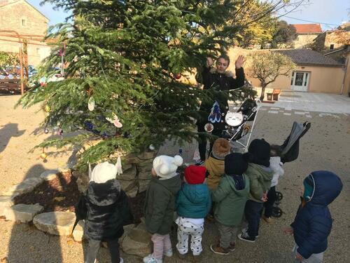 Les Péquélets des ASSMAT de Camaret sont venus décorer le sapin de Noël de la place des Félibres !