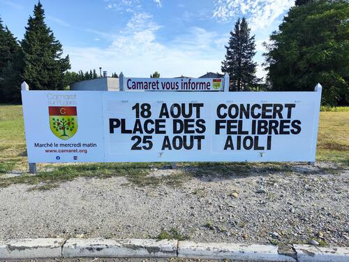 Le panneau d'affichage de la Ville de Camaret-sur-Aygues au niveau du rond-point de la RD 43 fait peau neuve