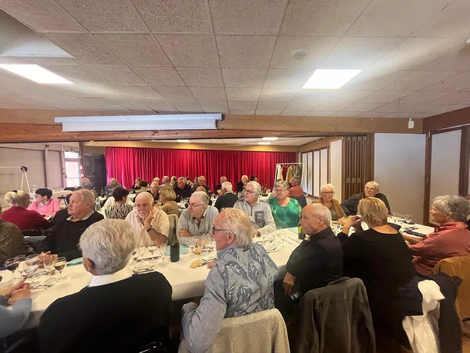 Repas dansant organisé par le Club Bel Automne ce jeudi dans une ambiance conviviale, en présence de 95 personnes
