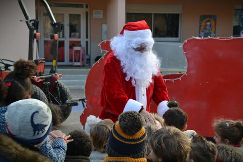 Passage du Père Noël de la Ville de Camaret-sur-Aygues dans les écoles du village