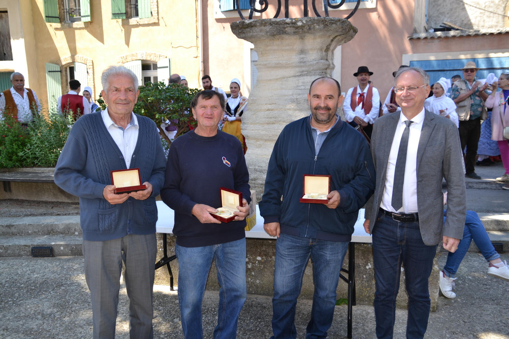 Georges Gaye, Raymond Mérindol, Alain Mérindol et Bruno Garcia à l'honneur lors de la brocante de l'APEL ST Andéol - Camaret