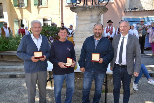 Georges Gaye, Raymond Mérindol, Alain Mérindol et Bruno Garcia à l'honneur lors de la brocante de l'APEL ST Andéol - Camaret