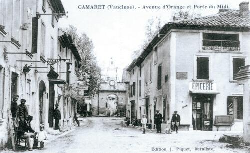 Camaret d'antan : l'avenue d'Orange (avenue Fernand Gonnet) et la Porte du Midi (le Ravelin)