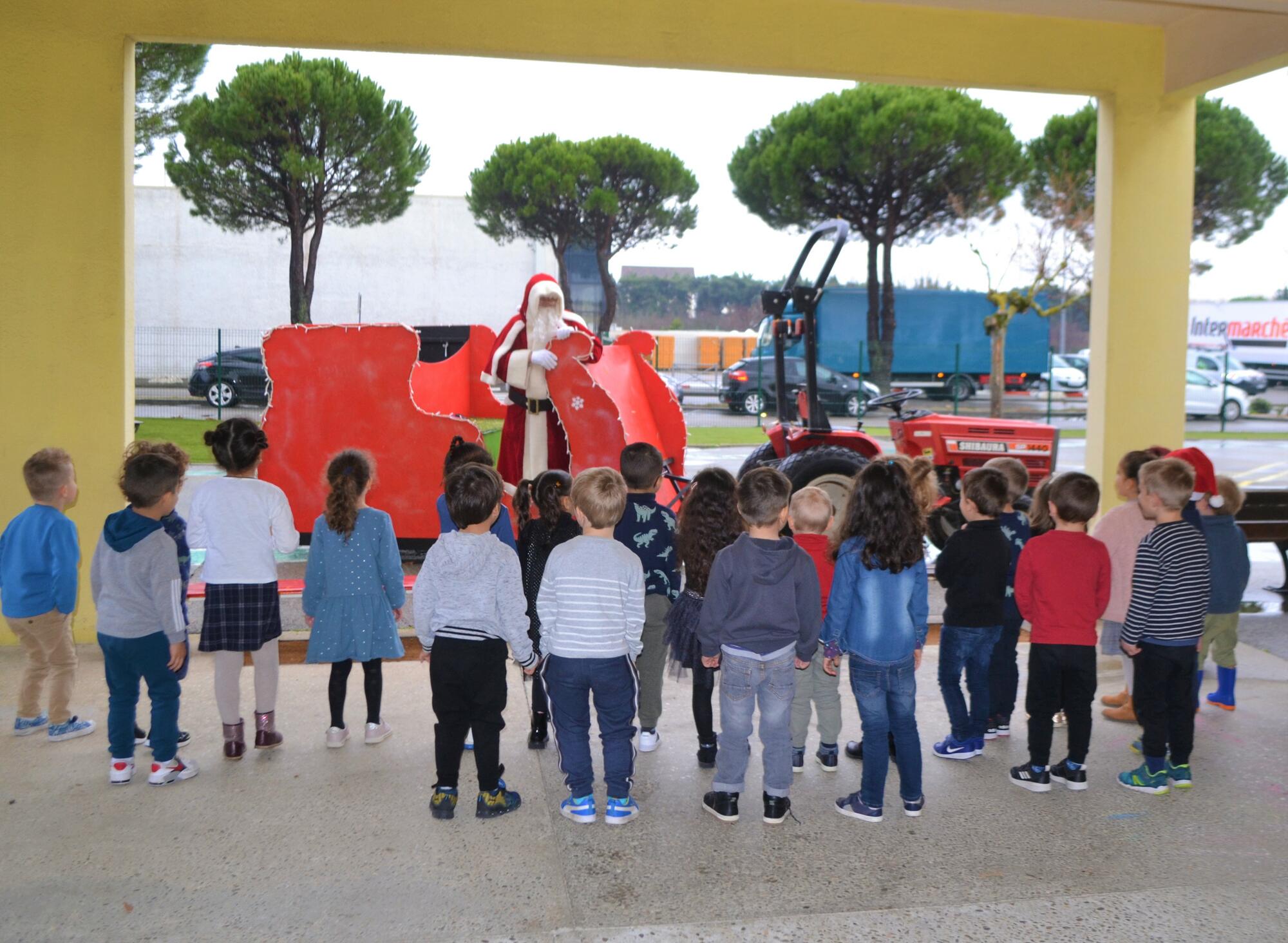 Visite du Père Noël aux élèves du village