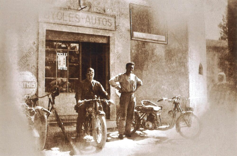 Garage de Roland Mérindol sur le cours du Midi en 1930 (actuellement à droite du bureau de tabac la Civette du Cours).